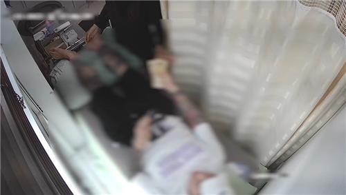 람보르기니 운전자 홍모(30)씨가 특수협박 범행 후 병원에서 투약하는 장면
[서울경찰청 제공. 재판매 및 DB 금지]