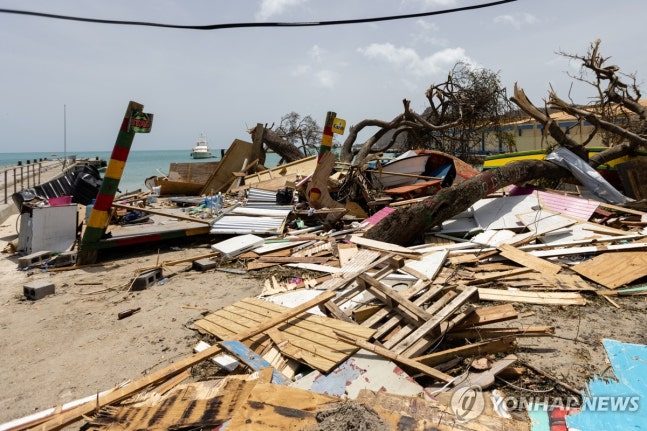 Grenada Carriacou Island hit by Hurricane Beryl
[Reuters=Yonhap News. Redistribution and DB prohibited]