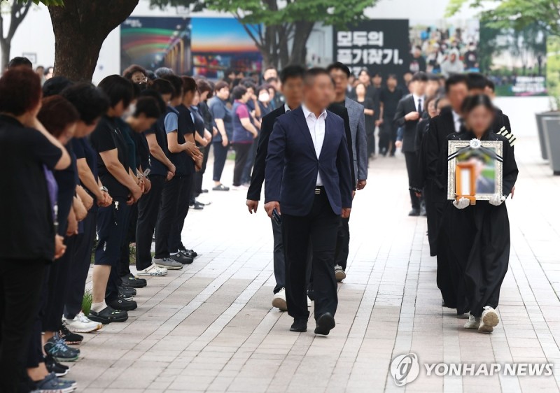 회사 동료들 새벽 <b>배웅</b> 속에…<b>시청역</b> 사고 사망자 눈물의 발인