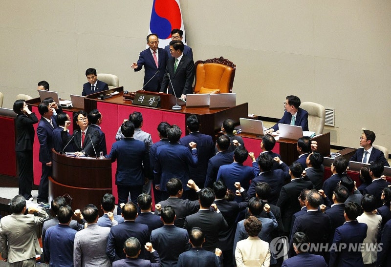 <b>국회의장</b>에게 <b>항의</b>하는 국민의힘