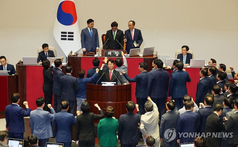 <b>국회의장</b>에게 <b>항의</b>하는 국민의힘