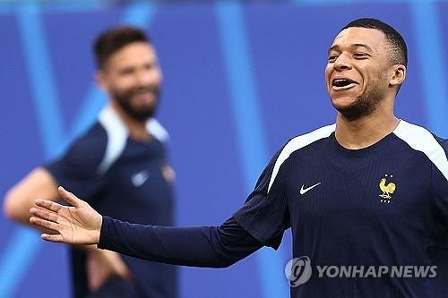 유머로 '극우 반대 힌트' 음바페…<b>르펜</b> "<b>설교</b> 그만"