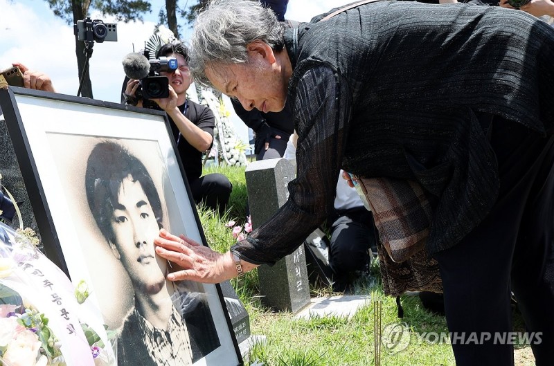 故 <b>이한열 열사</b> 사진 쓰다듬는 참배객