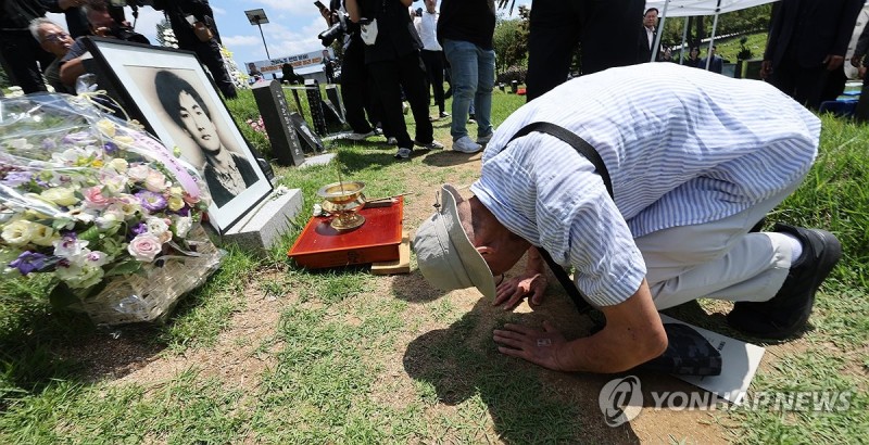 故 <b>이한열 열사</b> 묘역에 절하는 참배객