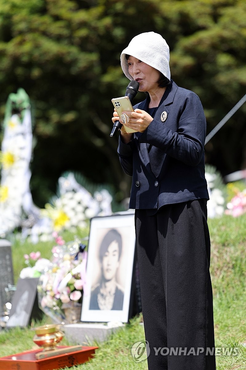인사 전하는 故 <b>이한열 열사</b>의 누나