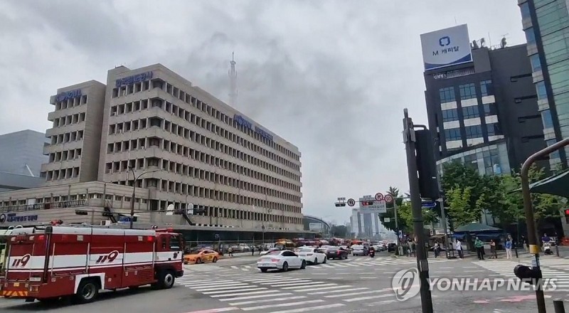 서울역 바로옆 <b>코레일</b>건물서 <b>화재</b>…인명피해 없이 큰 불길 잡혀(종합)
