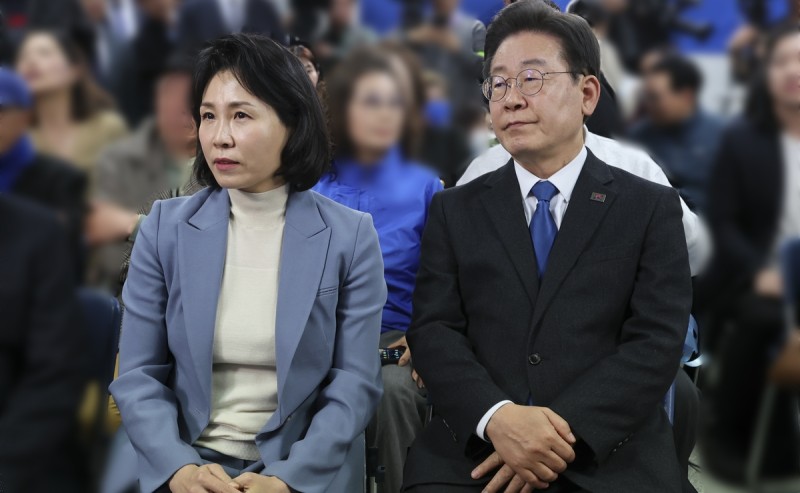 [2보] 검찰, '경기도 법카 유용 의혹' <b>이재명 부부</b> 소환 통보