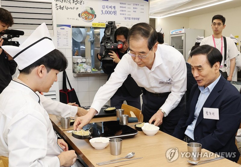 한<b>총리</b>, 경계선지능 <b>청년</b> 고용한 대학로 김치찌개 식당 방문