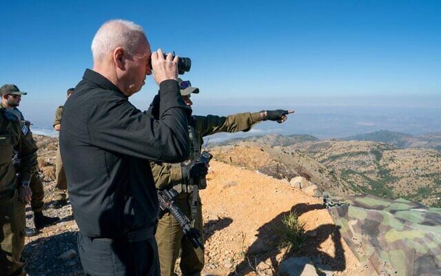 이스라엘 북부 국경지대에서 레바논 쪽을 살펴보는 이스라엘 국방부 장관
[이스라엘 국방부 제공. 재판매 및 DB 금지]