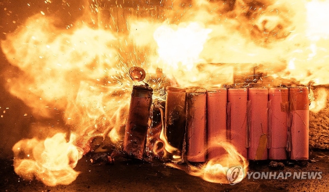 Cylindrical lithium battery igniting
(Daegu=Yonhap News) Reporter Yun Kwan-sik = A cylindrical lithium battery igniting before a demonstration of a 'fire extinguishing device for lithium battery fires' held at the Guardkay Daegu Factory in Seo-gu, Daegu on the 27th.