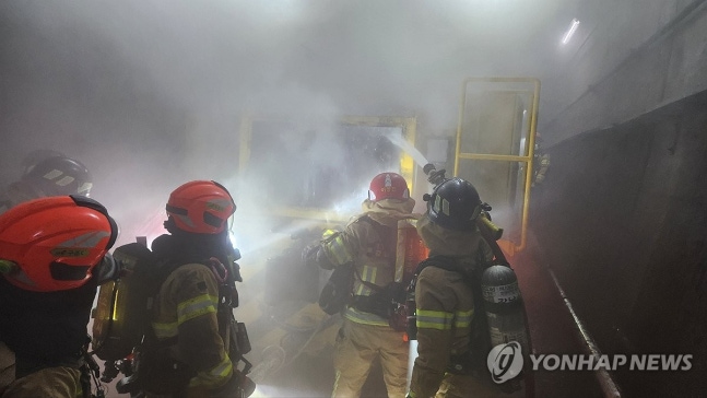 Firefighters suppressing battery fire in subway line 3 special car
(Seoul=Yonhap News) Firefighters are suppressing a fire originating from the battery of a special car on the subway line 3 track between Dogok Station and Daechi Station in Gangnam-gu, Seoul on the morning of the 1st.