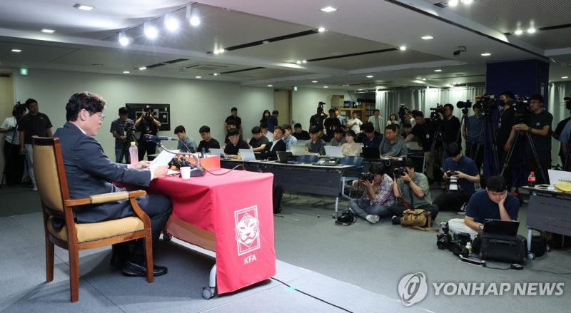 <b>홍명보 감독</b> 선임 관련 브리핑