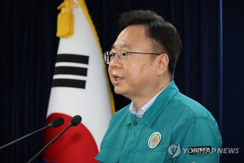정부, <b>전공의 행정처분</b> 중단 아닌 '철회'…9월 수련시 '특례'(종합)