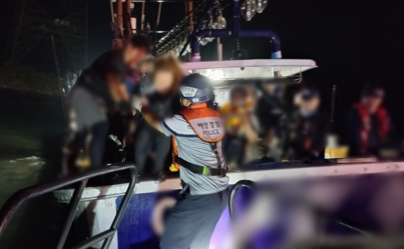고흥 해상서 <b>낚시어선 좌초</b>…승선원 22명 구조