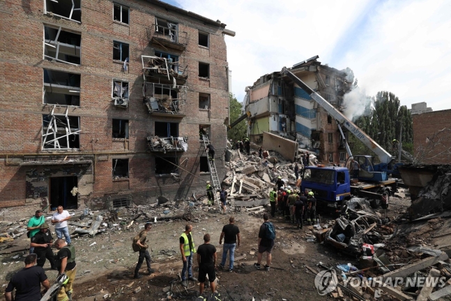8일(현지시간) 키이우 폭격 현장에서 잔해 치우는 자원봉사자와 구조대원
[키이우 AFP=연합뉴스. 재판매 및 DB 금지]