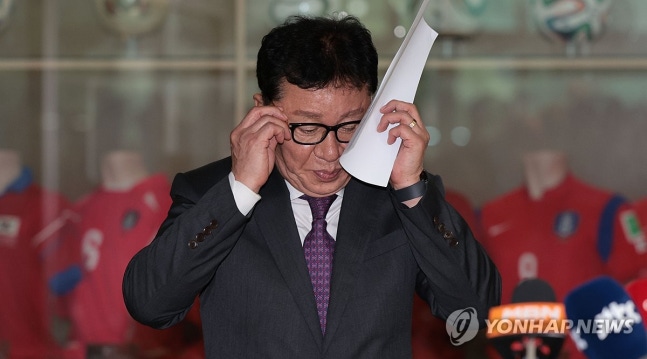 제5차 전력강화위원회 결과 브리핑
(서울=연합뉴스) 김인철 기자 = 정해성 축구국가대표 전력강화위원장이 2일 서울 종로구 대한축구협회에서 제5차 전력강화위원회 결과 브리핑에 앞서 안경을 착용하고 있다. 2024.4.
