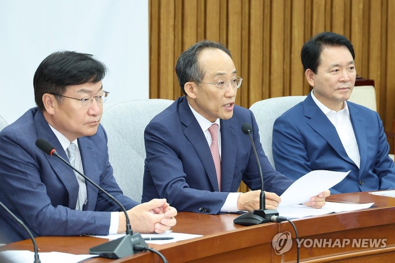 與 "<b>김영란법</b> 한도, 식사비 5만원, <b>농축수산물</b> 30만원으로 올려야"