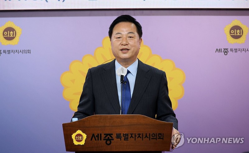 <b>김두관</b>, 민주 대표 <b>출마</b>…"제왕적대표·1인정당, 민주주의 파괴"(종합)