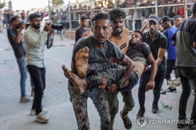 부상자 이송하는 팔레스타인 주민들
[AFP 연합뉴스 자료사진. 재판매 및 DB 금지]