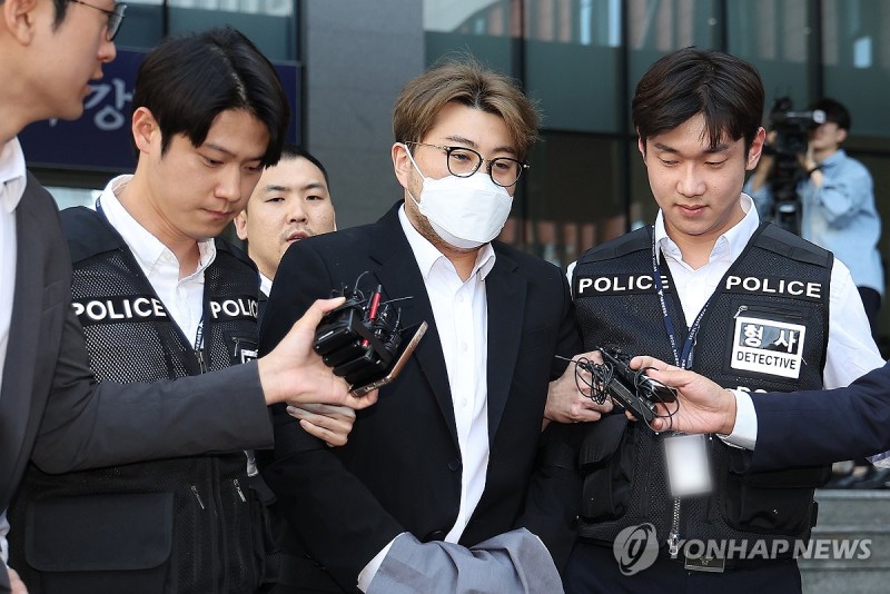다리 절며 첫 <b>재판</b> 나온 <b>김호중</b>…직업 묻자 "가수입니다"