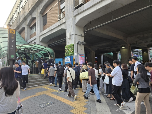 퇴근시간대 성수역으로 들어가려는 시민들
[촬영 최원정]