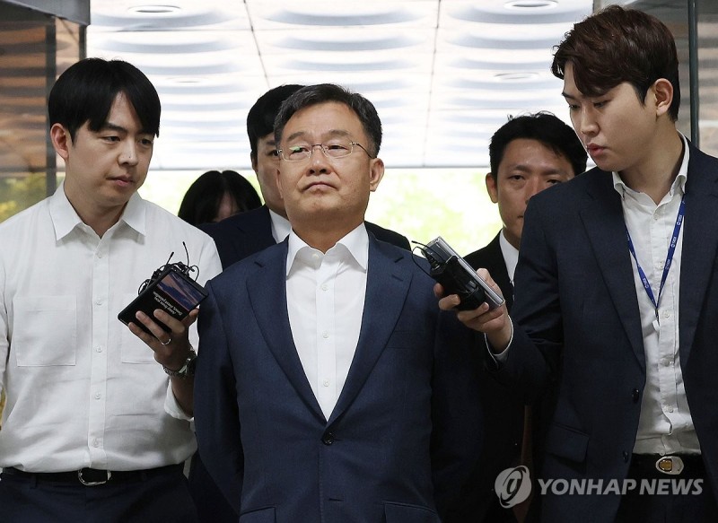검찰, '<b>김만배와</b> 돈거래' 전직 <b>언론인</b> 2명 <b>구속영장</b>(종합)