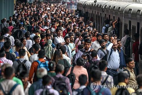 인도 뭄바이의 기차역에 밀집한 사람들 [EPA 연합뉴스 자료사진. 재판매 및 DB 금지] 