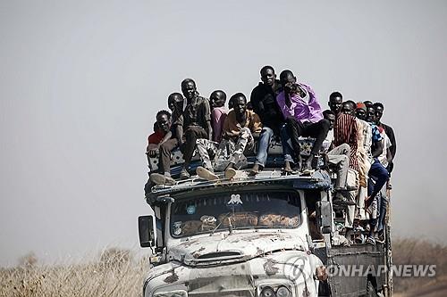 트럭을 타고 이동하고 있는 수단, 남수단 난민들 [EPA 연합뉴스 자료사진]  