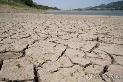 (로이터=연합뉴스) 지난달 19일 중국 산둥성 지난의 땅이 가뭄으로 갈라진 모습. 2024.7.12.