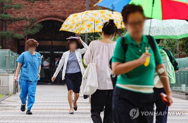 갑자기 내리는 소나기
(서울=연합뉴스) 서대연 기자 = 10일 오후 서울 종로구 서울대병원에서 의료관계자들이 갑자기 내린 소나기에 서류나 손으로 머리를 가린 채 급하게 이동하고 있다. 2024.7.10 dwise@y