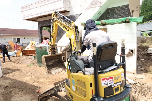 수해 복구 작업이 한창인 정뱅이마을
[촬영 강수환]