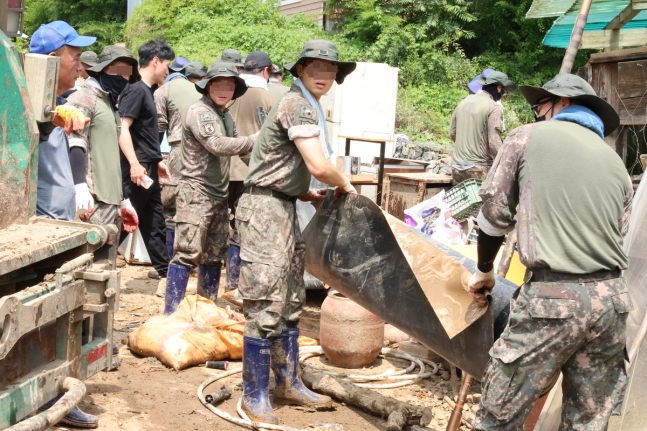 정뱅이마을 수해복구 작업 중인 육군 장병들
[촬영 강수환]