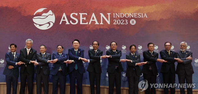 윤석열 대통령, 한·아세안 정상회의 기념촬영
윤석열 대통령이 2023년 9월 6일(현지시간) 인도네시아 자카르타 컨벤션 센터(JCC)에서 열린 한·아세안(ASEAN·동남아시아국가연합) 정상회의에서 조코 위도도 인도네