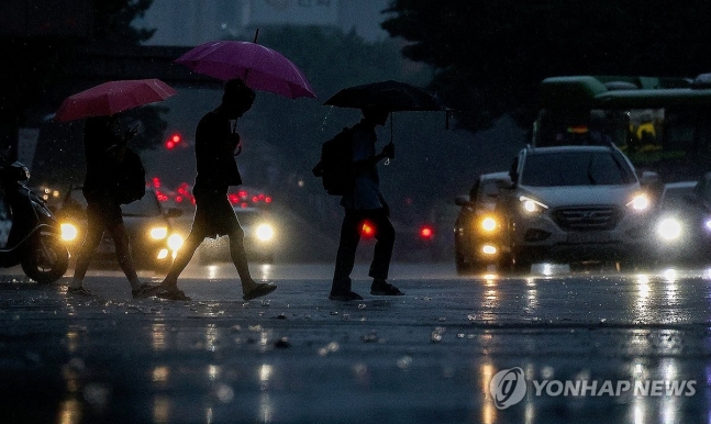 우산 쓰고 이동하는 시민들
(대구=연합뉴스) 윤관식 기자