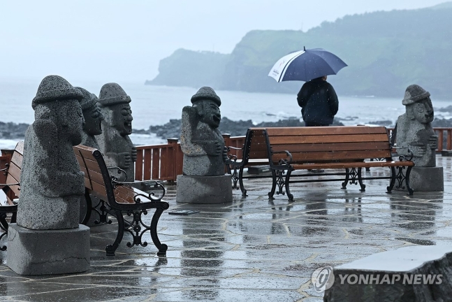 비 내리는 제주 바닷가
(서귀포=연합뉴스) 박지호 기자