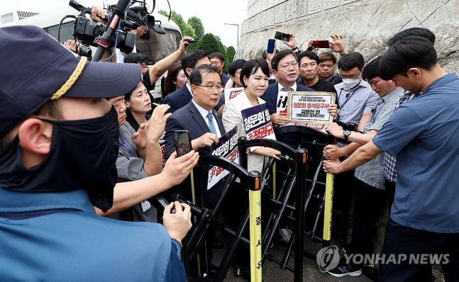 야당, 대통령실 증인출석요구서 전달하던 중 충돌
(서울=연합뉴스) 류영석 기자 = 전현희, 김승원, 이건태, 장경태, 이성윤, 박은정 등 야당 법제사법위원회 위원들이 12일 윤석열 대통령 탄핵 국민청원 청문회 추진과