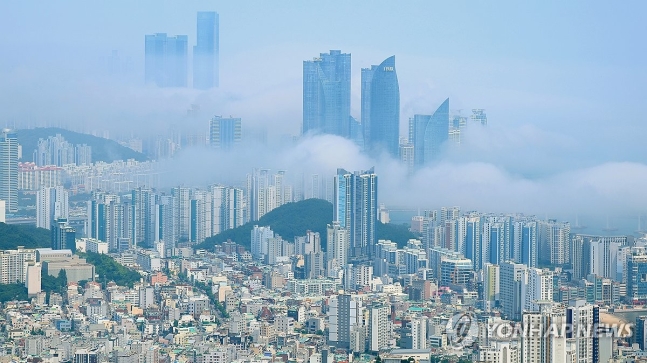 장마소강…해무 습격
(부산=연합뉴스) 손형주 기자 = 12일 오후 부산 해운대구 일대에 해무가 짙게 껴 있다. 2024.7.12 handbrother@yna.co.kr