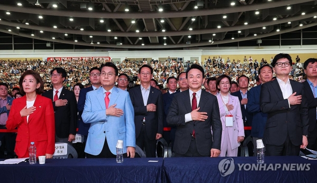 한자리에 모인 당권 주자들
(대구=연합뉴스) 한종찬 기자 = 국민의힘 당 대표 후보들이 전날오후 대구 엑스코에서 열린 제4차 전당대회 대구ㆍ경북 합동연설회에서 국민의례를 하고 있다. 왼쪽부터 나경원, 윤상현, 원희룡