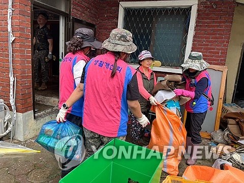 수해 복구작업에 구슬땀
(논산=연합뉴스) 육군 제32사단 장병과 충남 논산 주민들이 12일 중부지방 폭우로 광범위한 피해를 본 논산 강경읍 일대에서 복구작업을 벌이고 있다. 2024.7.12 [충남 논산시청 제공. 