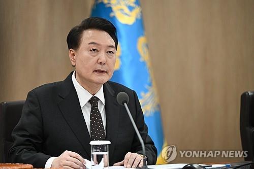 지난 1월 국무회의서 발언하는 윤석열 대통령
 윤석열 대통령이 2024년 1월 16일 서울 용산 대통령실 청사에서 열린 국무회의에서 발언하고 있다. 윤 대통령은 이날 국무회의서 '북한이탈주민의날' 제정을 지시했다. 