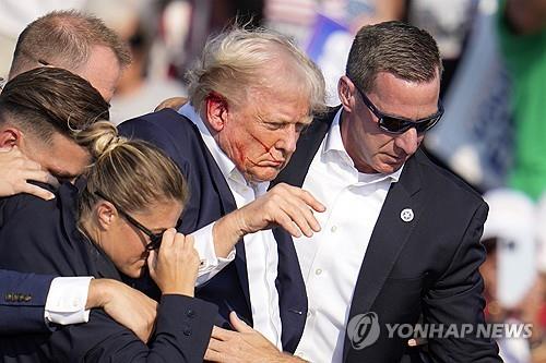 총격 당한 트럼프 전 미국 대통령을 대피시키는 경호요원들 
(버틀러·AP=연합뉴스) 