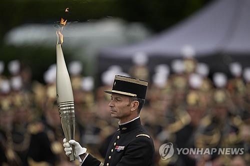 파리 들어온 올림픽 성화
(파리 AP=연합뉴스) 2024 파리 올림픽 성화가 14일(현지시간) 프랑스 혁명기념일에 맞춰 파리에 들어왔다. 파리 첫 봉송 주자인 티보 발레트 전 마장마술 금메달리스트가 성화를 들고 행진