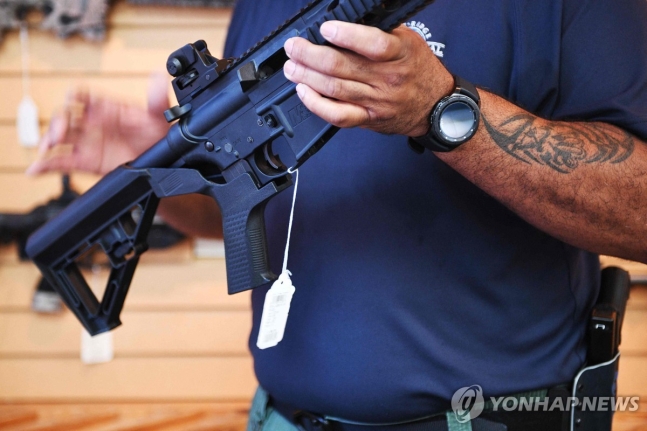 미국 총기가게에서 판매되는 AR-15 계열 반자동 소총
[AFP 연합뉴스자료사진. 재판매 및 DB 금지. 해당 기사와 직접 관계 없음]