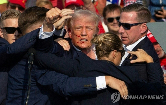 도널드 트럼프 전 미국 대통령 피격
(AFP=연합뉴스) 도널드 트럼프 전 미국 대통령이 13일(현지시간) 펜실베이니아주 버틀러에서 야외 유세를 하던 중 피격돼 피를 흘리고 있다. 2024.7.14 photo@yna.