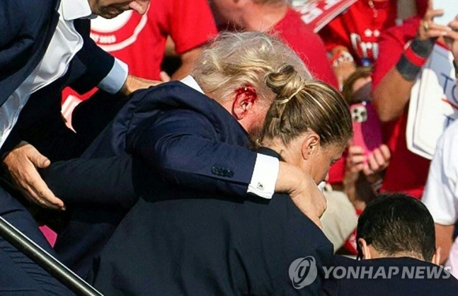 부축 받으며 유세장 떠나는 도널드 트럼프 전 미국 대통령   
(Photo by Rebecca DROKE / AFP)