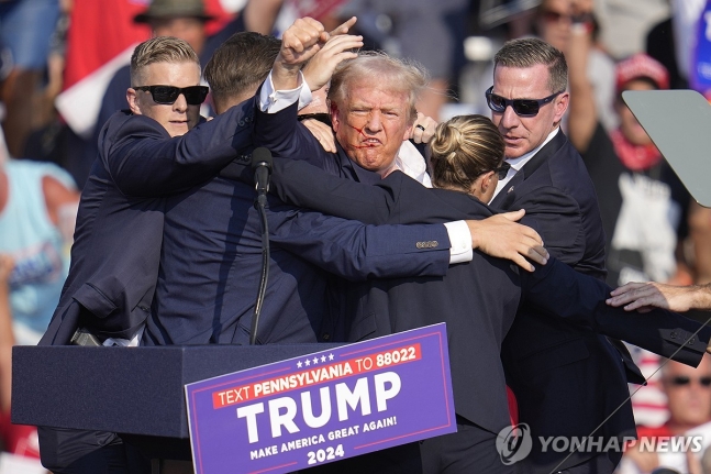 트럼프, 야외유세 중 피격…총 소리에 몸 숙인 뒤 긴급대피…"괜찮다"
[버틀러[미 펜실베이니아주] AP=연합뉴스]