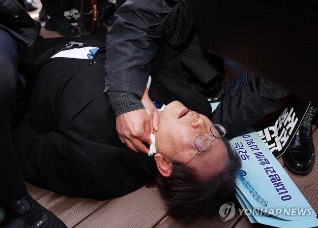 피습 당한 이재명 대표
(부산=연합뉴스) 손형주 기자 = 더불어민주당 이재명 대표가 2일 오전 부산 강서구 가덕신공항 부지를 둘러본 뒤 왼쪽 목 부위 피습을 당해 바닥에 누워 병원 호송을 기다리고 있다. 2024.1