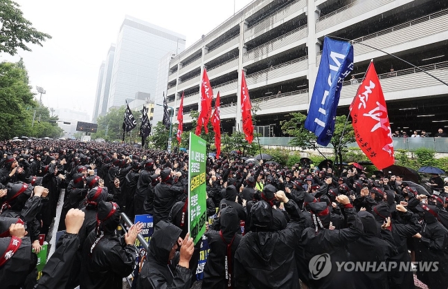 전국삼성전자노조 총파업 돌입
2024년 7월 8일 오전 경기도 화성시 삼성전자 화성사업장 앞에서 열린 전국삼성전자노동조합 총파업 결의대회에서 조합원들이 구호를 외치고 있다. 2024.7.14 [연합뉴스 자료사진. 재