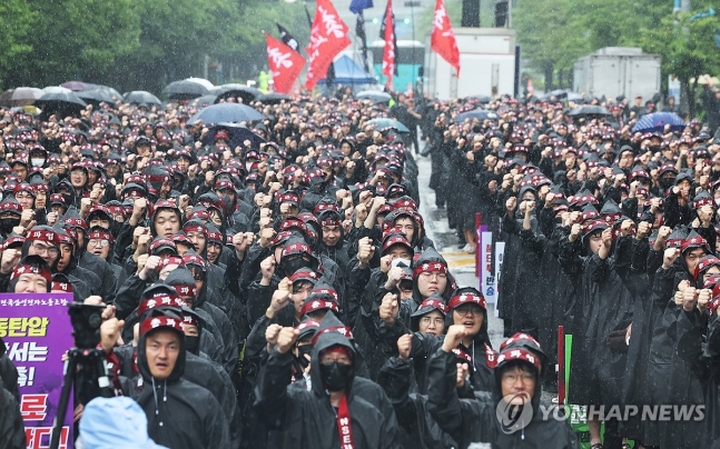 삼성전자 노조 총파업 집회
(화성=연합뉴스) 홍기원 기자 = 8일 오전 경기도 화성시 삼성전자 화성사업장 앞에서 열린 전국삼성전자노동조합 총파업 결의대회에서 조합원들이 구호를 외치고 있다. 2024.7.8 xanad