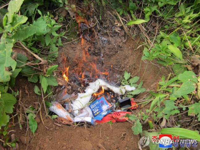 북한이 공개한 대북전단 소각 장면
(평양 조선중앙통신=연합뉴스) 북한 조선중앙통신이 14일 북한 국경지역에서 또다시 대북전단이 발견됐다며 대가를 각오해야 할 것이라는 김여정 노동당 부부장 담화와 함께 전단 추정 물체